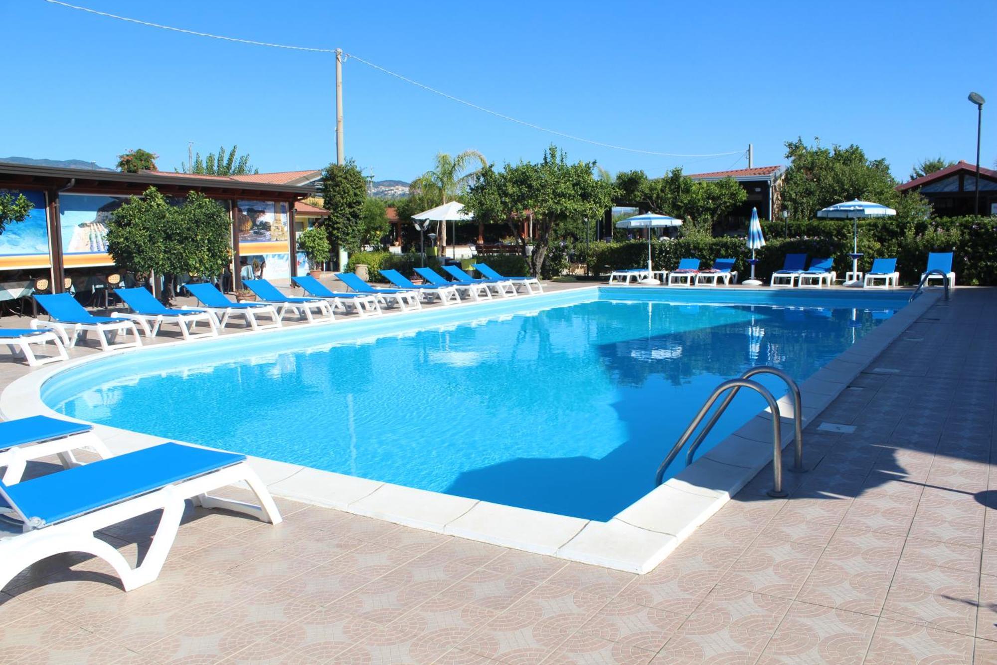 Badolato Marina Club Esse Aquilia Beach Village מראה חיצוני תמונה