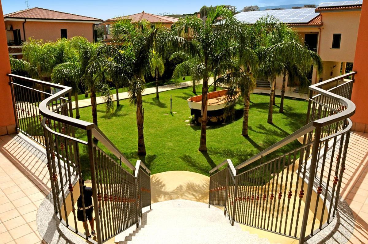 Badolato Marina Club Esse Aquilia Beach Village מראה חיצוני תמונה